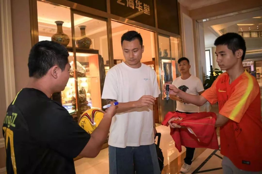 国足海口集结备战12强赛,国足海口比赛首发