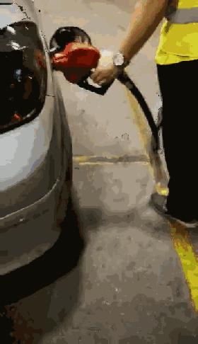 加油员反复捏枪真的不是偷油,加油员反复捏枪