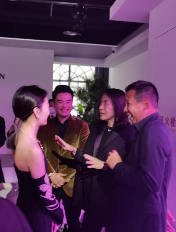 周冬雨冰蓝蝴蝶抹胸裙高定,周冬雨黑色露腰长裙解析