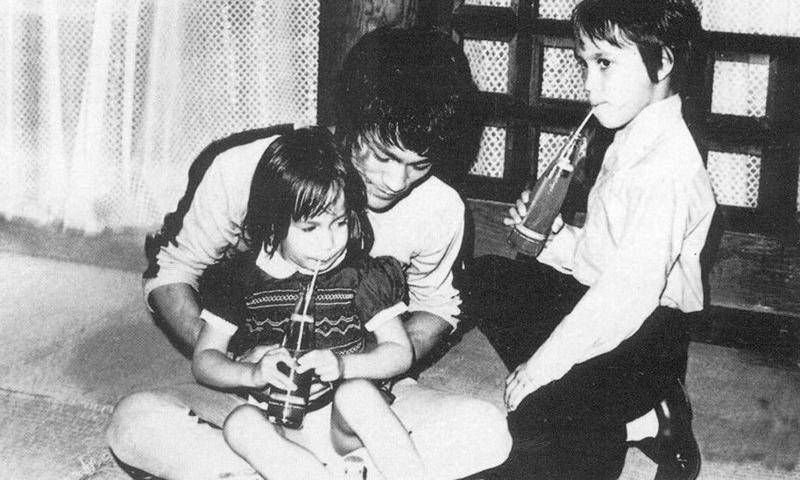 李小龙传奇打黑社会老大,李小龙传奇第一次打倒黄皮小子