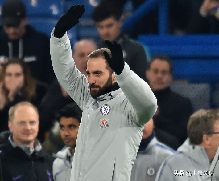 英超再现不可思议进球坎特一脚射门连穿热刺3人裆