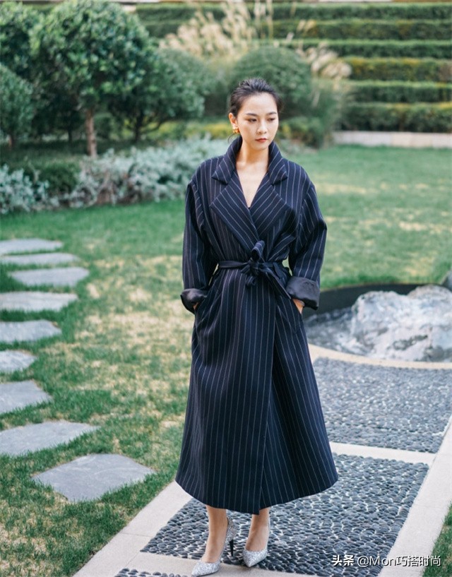 枣红色风衣内搭和鞋子怎样搭配,女式蓝色风衣搭配什么裤子和鞋子