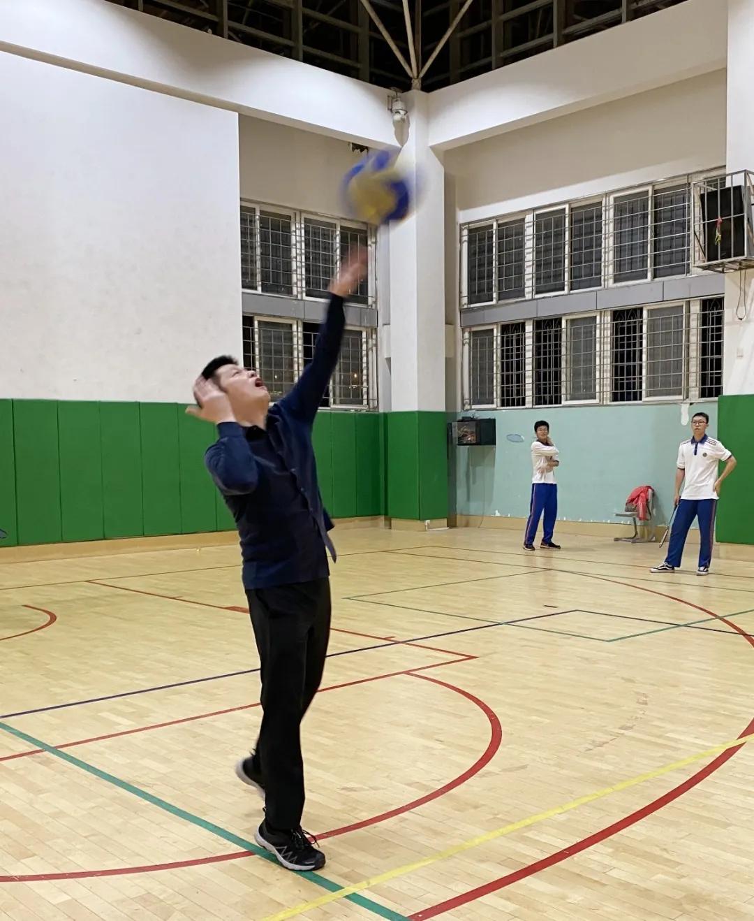 厦门六中老体协、退教协分会举行第六届退休教师趣味运动会暨气排球表演赛