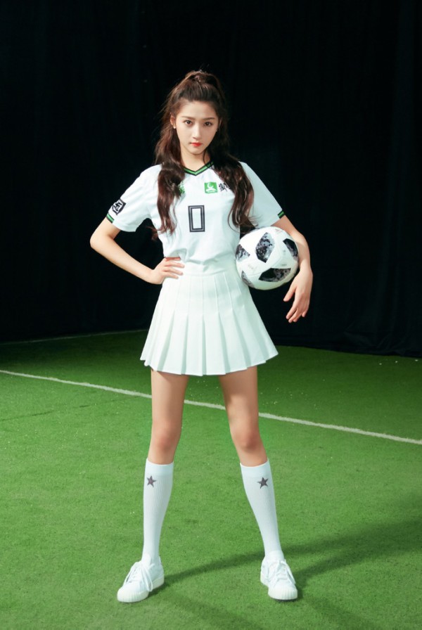 今年流行的袜子穿法长筒袜,最近很火长筒袜