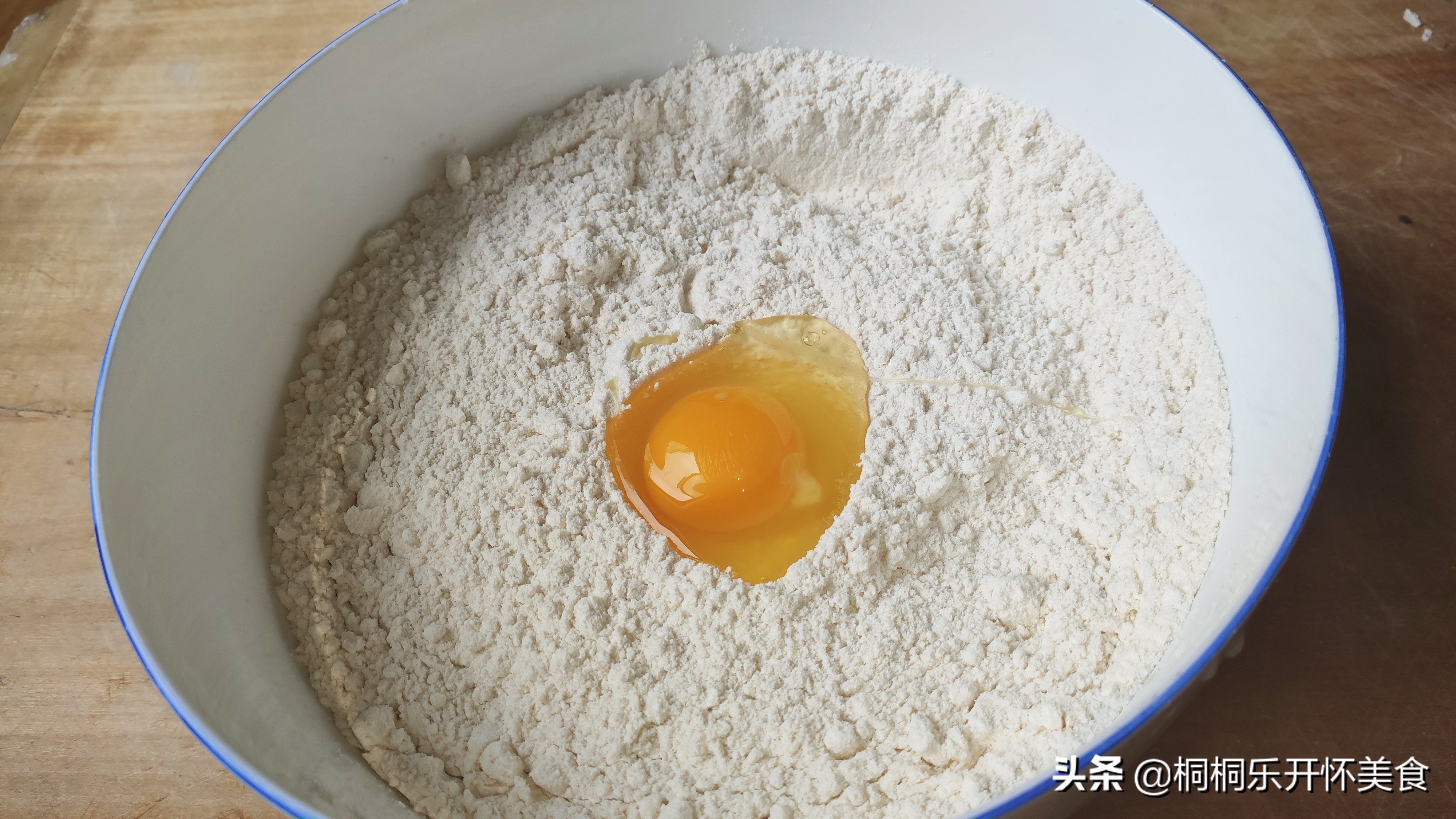 无矾油条怎么做到蓬松酥脆,自制油条蓬松酥软冷藏一夜