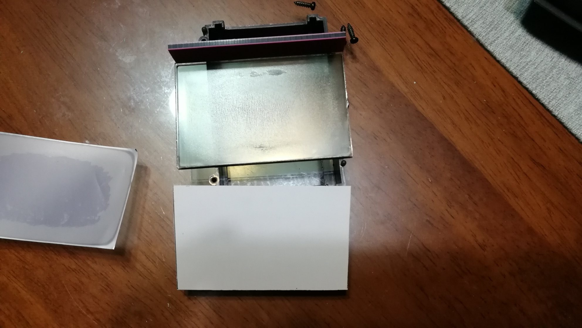 胜利VC890C+数字万用表显示屏发黑的应急维修