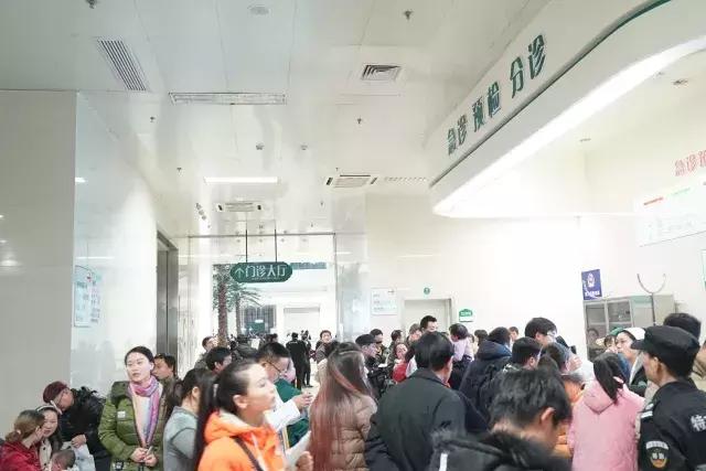 医院门口都有什么人,医院门口一群人