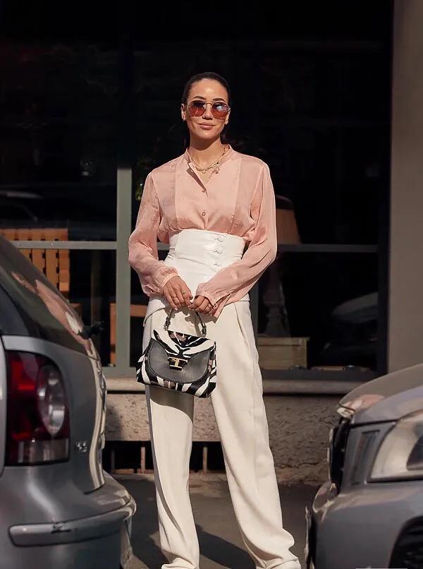 粉红色衣服配什么颜色裤子最好看,粉红色外套里面搭配什么颜色最好