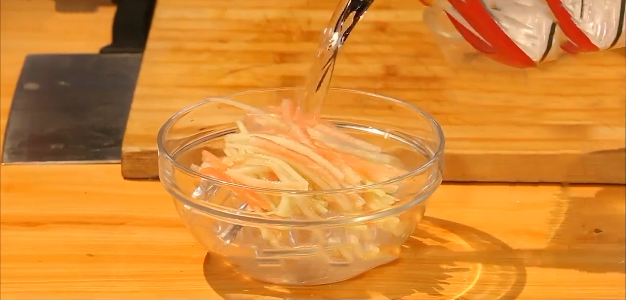 如何自制凉皮凉了也劲道,自制凉皮怎么做又滑又劲道