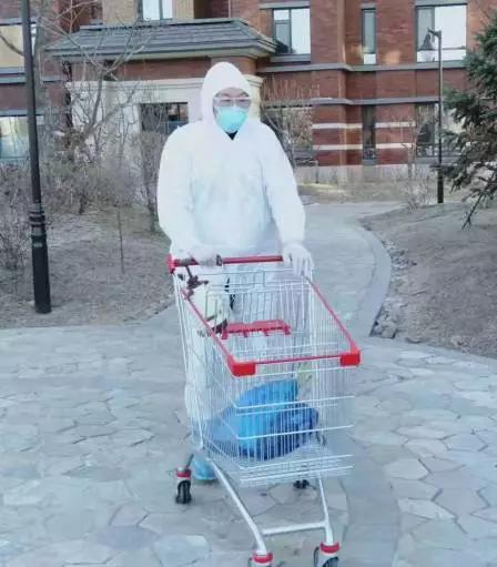 一位外卖小哥逆行,一个外卖小哥逆行