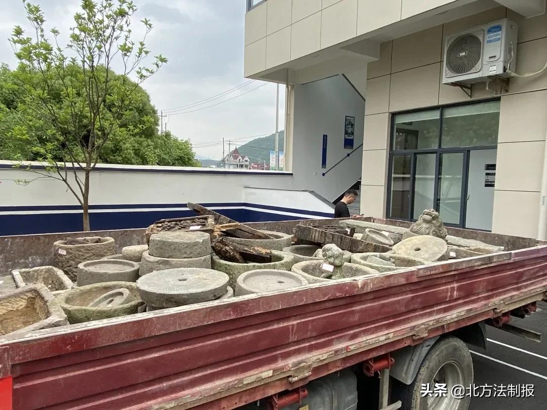 湖北男子连偷12个井盖卖500元,杭州5名男子偷石头