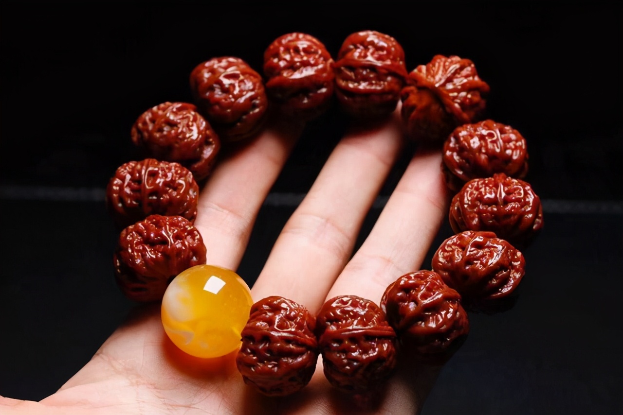 上油的文玩后期盘玩图片,文玩油颜色有黄有白