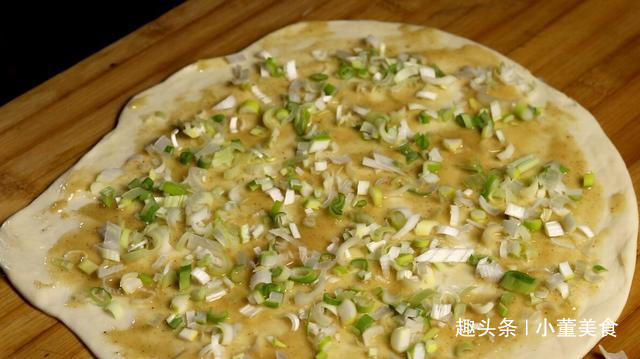 酥脆葱油饼的最简单制作方法,怎么做葱油饼才能香酥脆最好吃