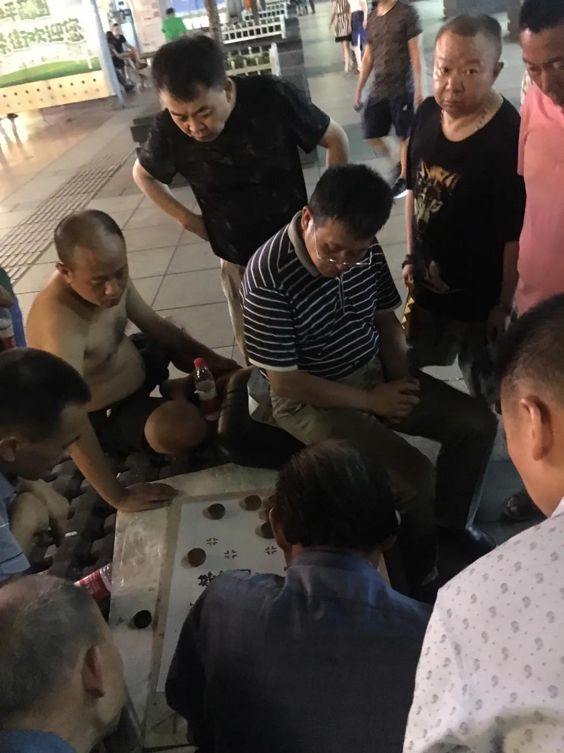 重庆两棋迷在38度高温天气下，坐在街头连续下棋一天一夜！