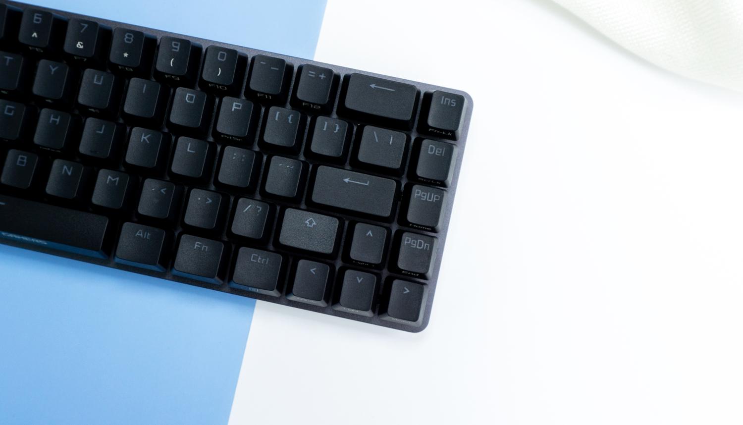 游戏宅的电脑桌面,游戏头戴式耳机rog棱镜s