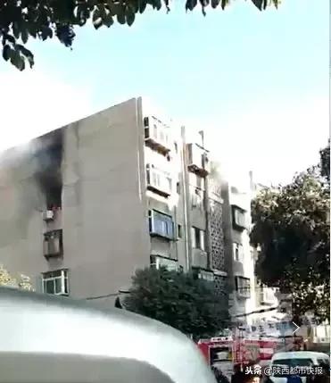 西安一居民楼发生火灾有人掉下去,西安一居民楼发生火灾26楼