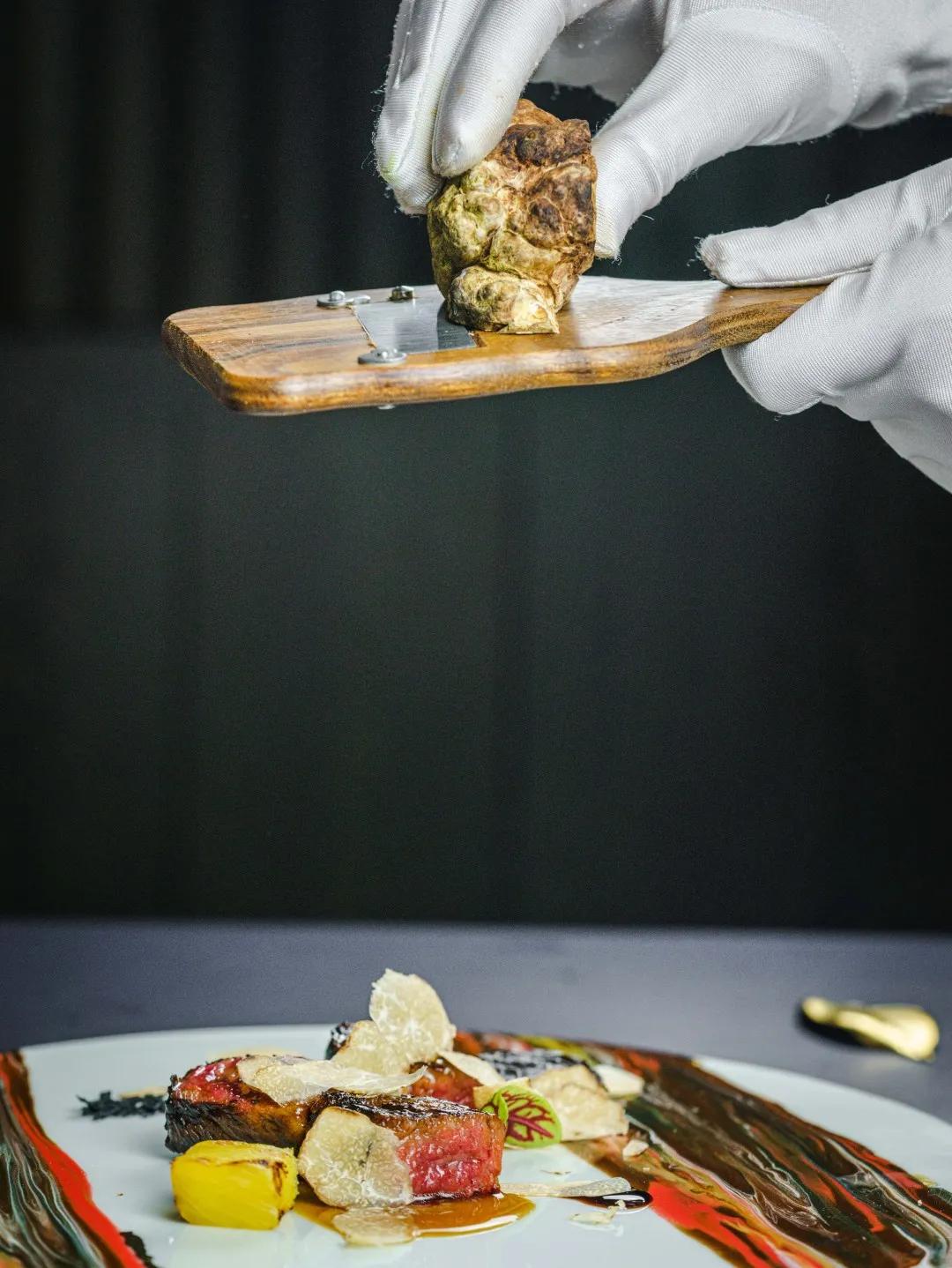 这家人均880的私房菜，连杯子都是施华洛世奇