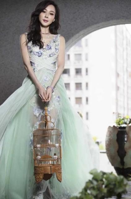 萧蔷好瘦,51岁萧蔷大秀马甲线