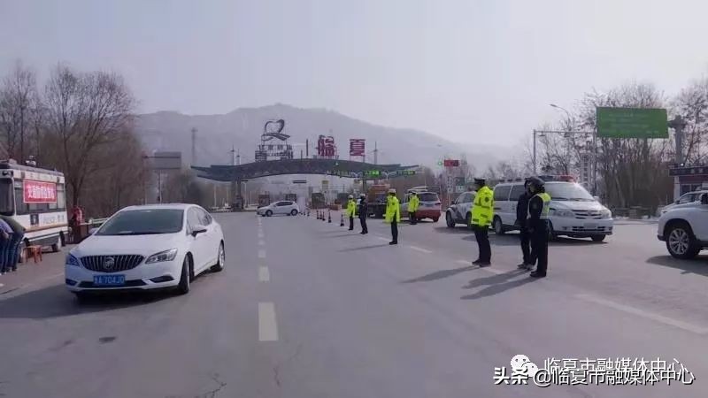 临夏汽车站、高速路口设卡测量体温有序做好疫情防控工作