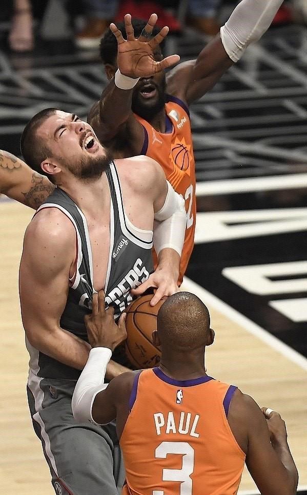 詹姆斯今日高光瞬间,詹姆斯高光时刻回顾