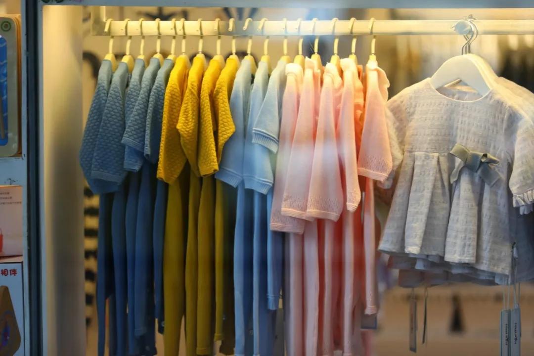 你不知道的暴利,靠尾货服装赚几亿