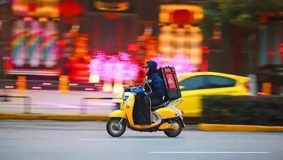 小伙买香烟请店家抽说是假烟,让骑手买烟结果假烟