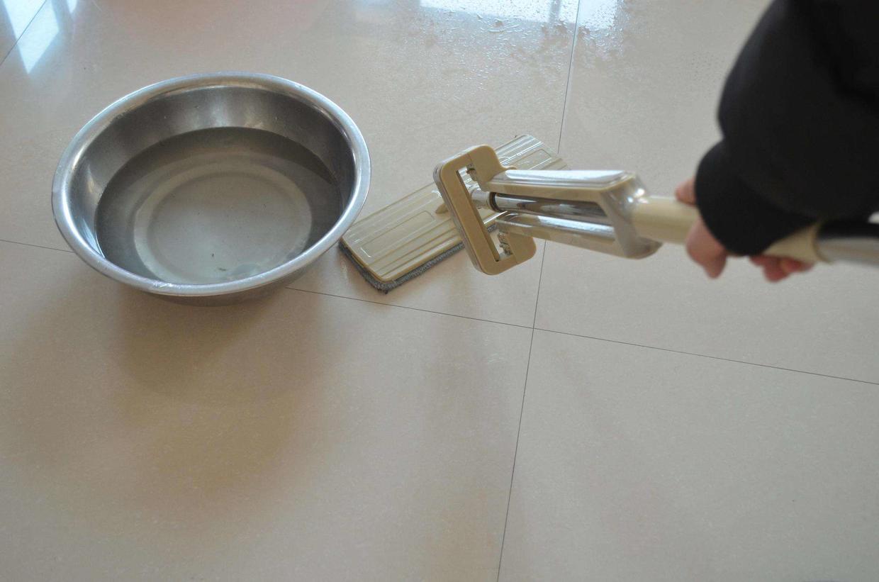 保洁阿姨用什么拖地板砖不留水渍,保洁阿姨最喜欢的拖地方法