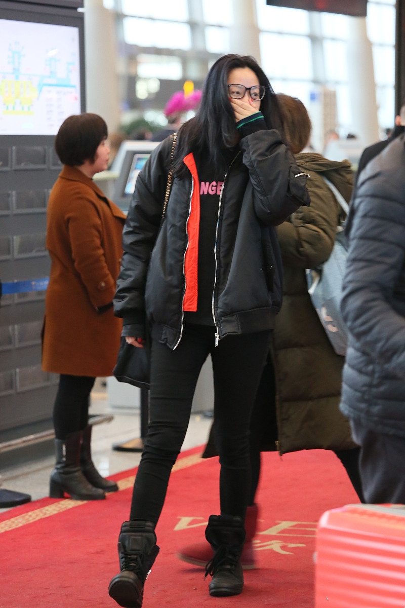 瞿颖独自现身走机场，造型超模范依旧，素颜皮肤沧桑痘印太明显