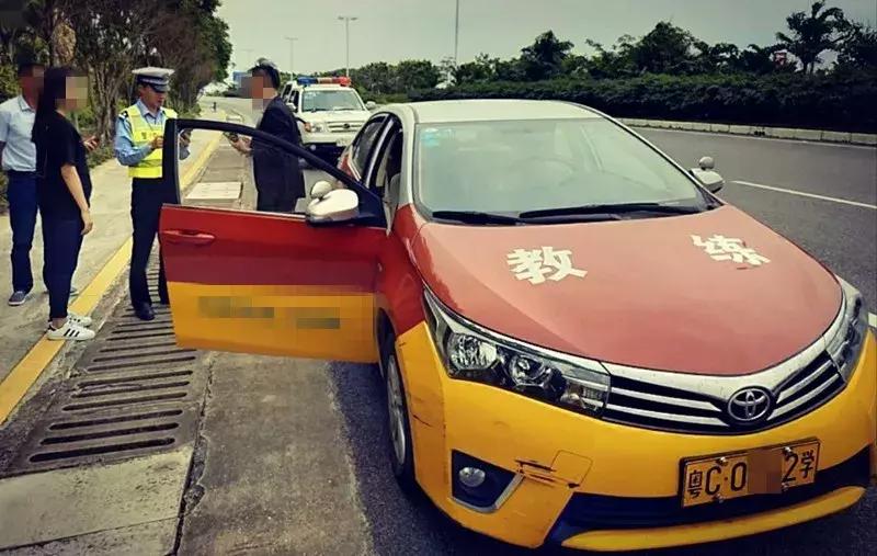 金湾教练车行驶怪异，龟速、弧线掉头，被交警盯上！