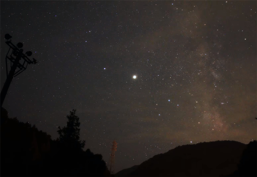 80后小伙回荒废十年的农村大学,80后小伙回荒废10年农村大学