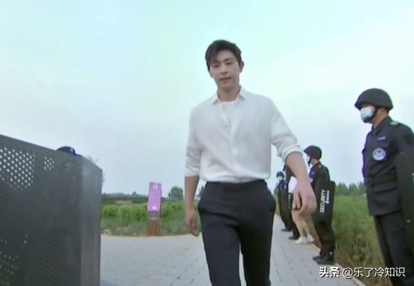 邓伦回石家庄参加活动，喜欢给自己“加戏”，石家庄之光