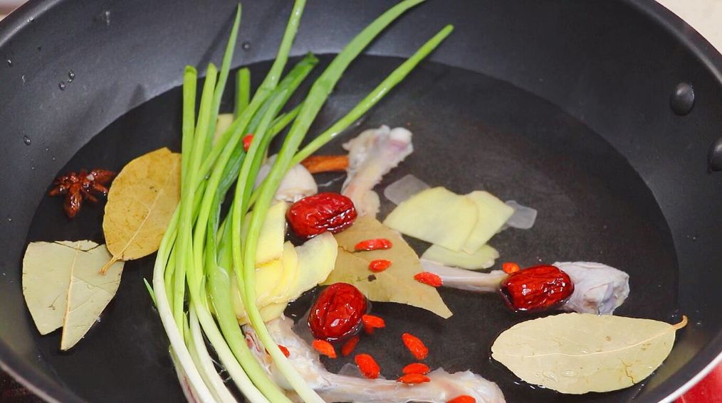 不用调料简单做鸡腿,不用油做的鸡腿怎么做最好吃