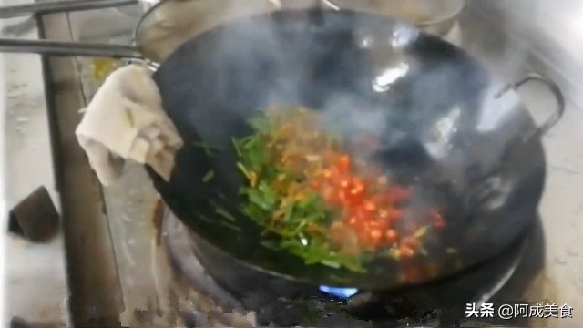 厨师长教做鱿鱼炒韭菜,大厨做美食韭菜炒鸡蛋