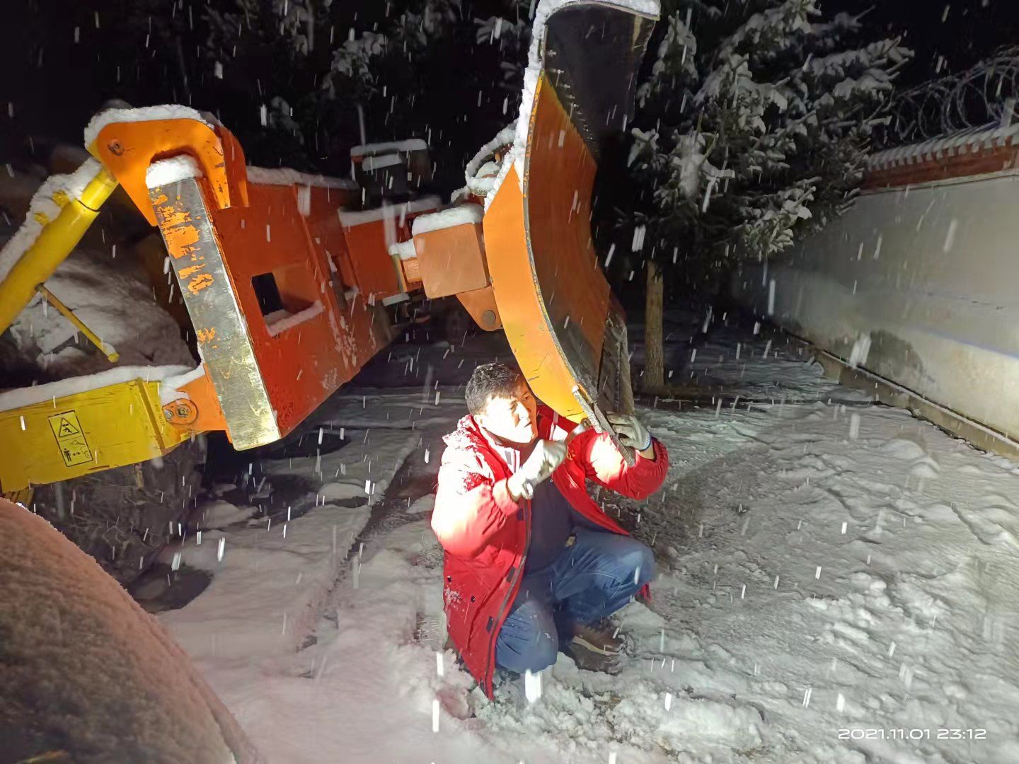 连夜除雪保畅通,连夜清扫积雪保障道路畅通