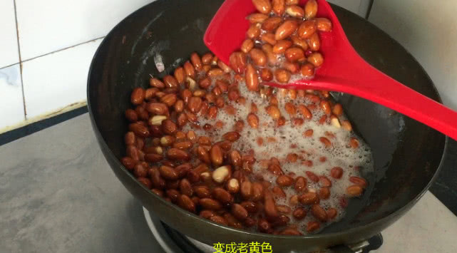 为什么你炸的花生米喜欢回潮不香脆,饭店大厨说漏嘴,千万别加盐