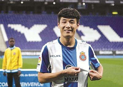 武磊获赠126号球衣,卡尔美足球赠品