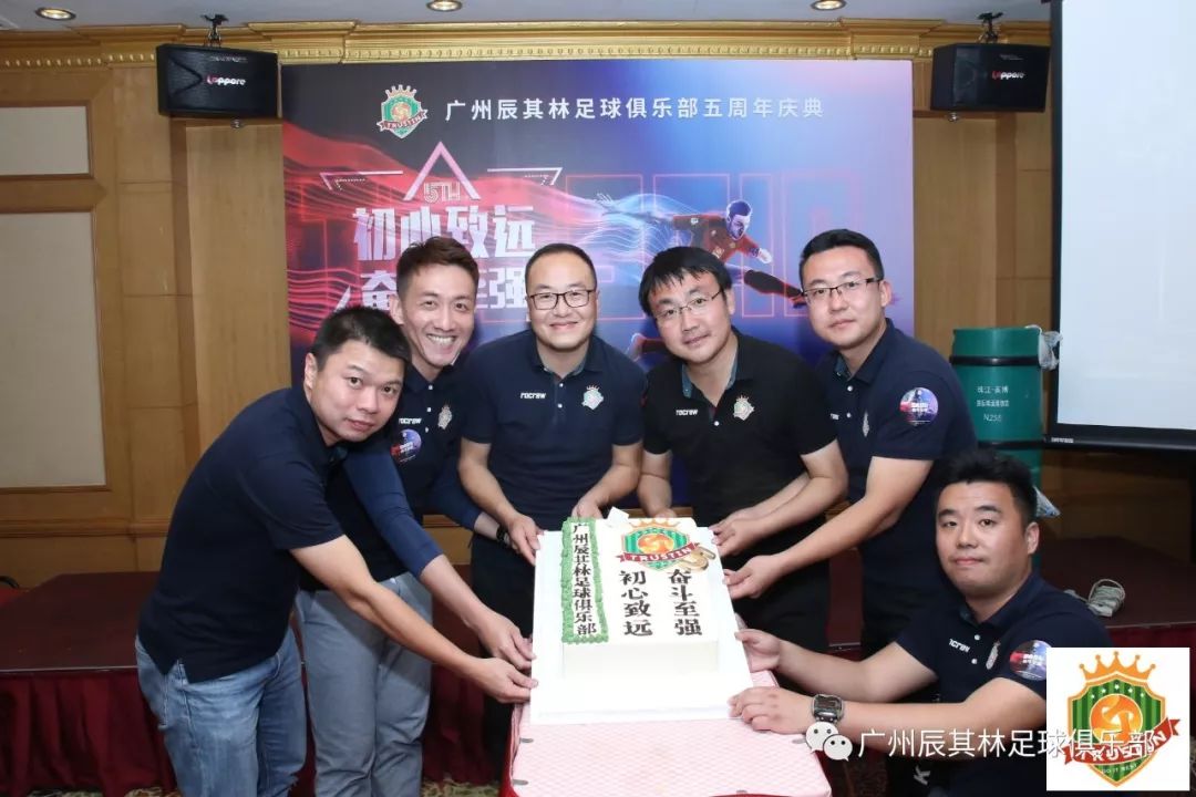 疫情隔离不隔爱主题,足球接力共同抗击疫情