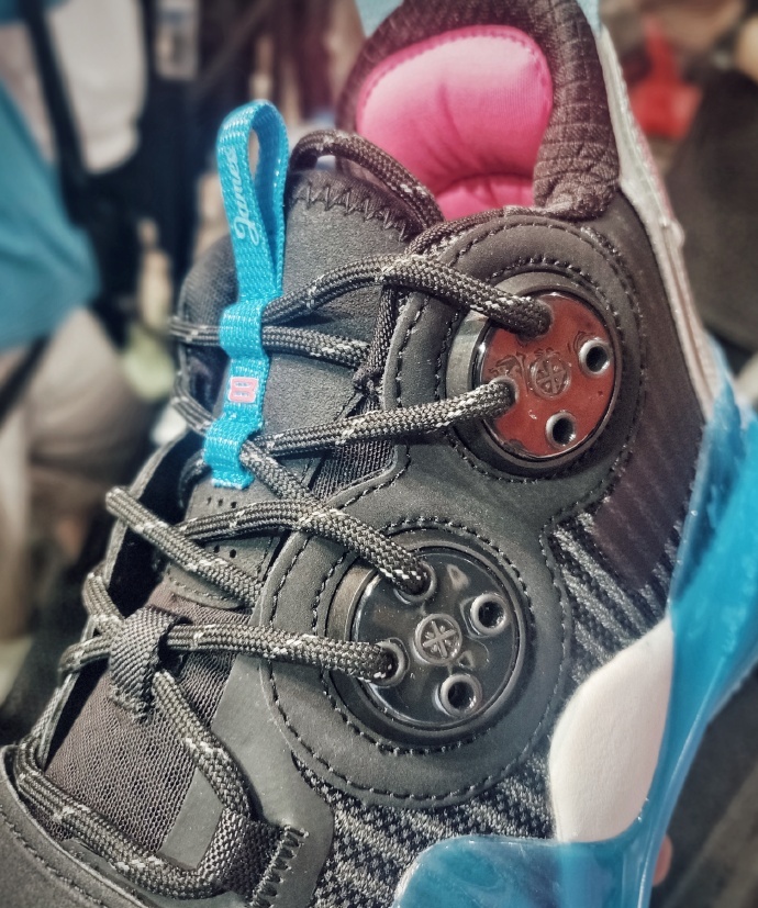 韦德之道九低帮是全掌碳板吗,韦德之道8是高配全掌䨻吗