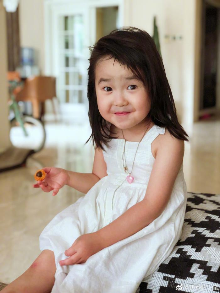 疗愈无数人的吃货小蛮长大不少，摇身一变成行走的表情包