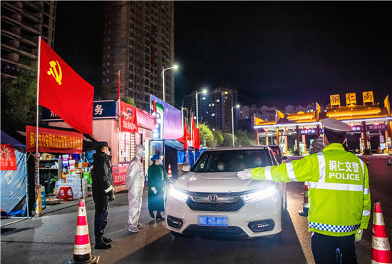 一线党旗红疫情防控,共同战疫让党旗在疫情防控一线