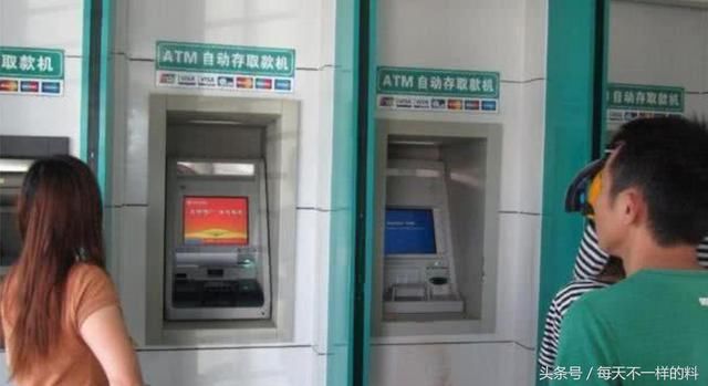 银行卡被吞了还傻傻的去柜台办吗，教你一招，一分钟取出银行卡