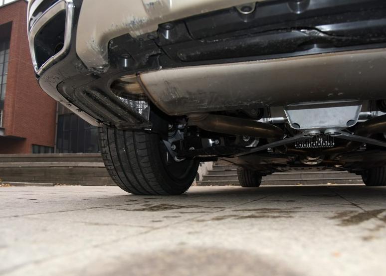 宝马x5和奥迪q7操控比较,宝马x5对比卡宴哪个操控好