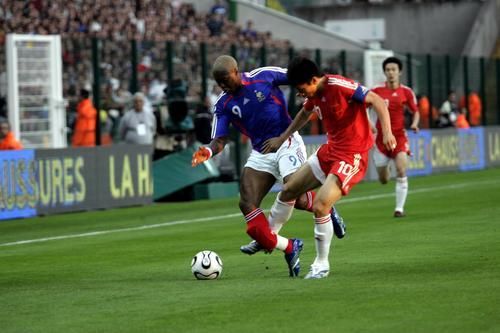 孙兴慜踢断戈麦斯照片,孙兴慜铲球致戈麦斯重伤后续