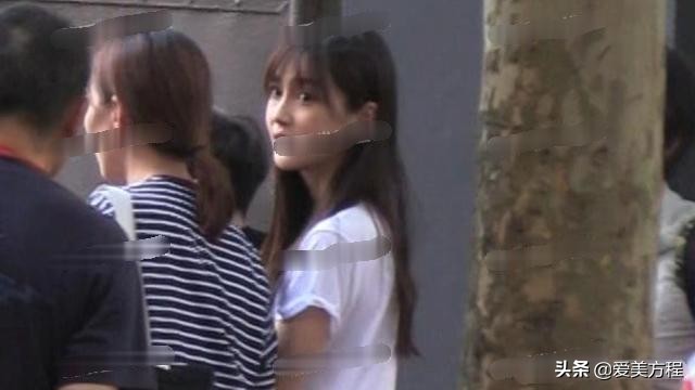 baby陪小海绵玩耍,baby陪小海绵买玩具