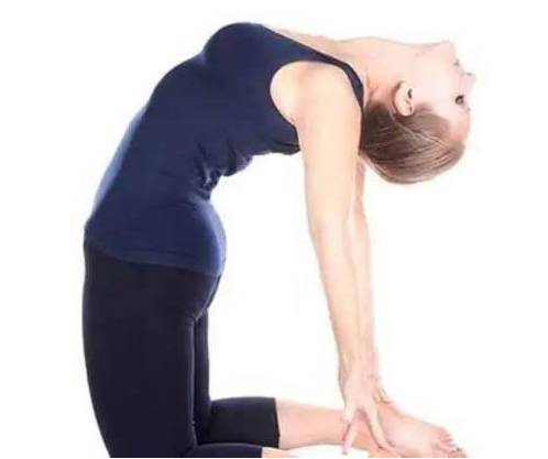 明星溜肩矫正前后,缩肩的危害