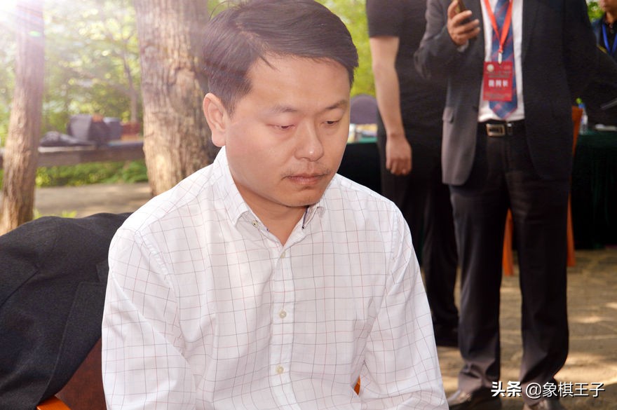 世界上下象棋最高的人,象棋第一人王天一对决