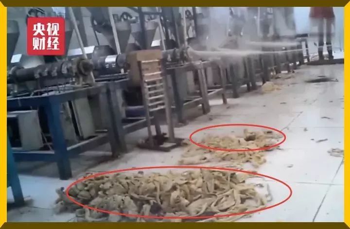 发现男友联系前任赌气吃辣条女子狂吃5包腹痛呕吐不止