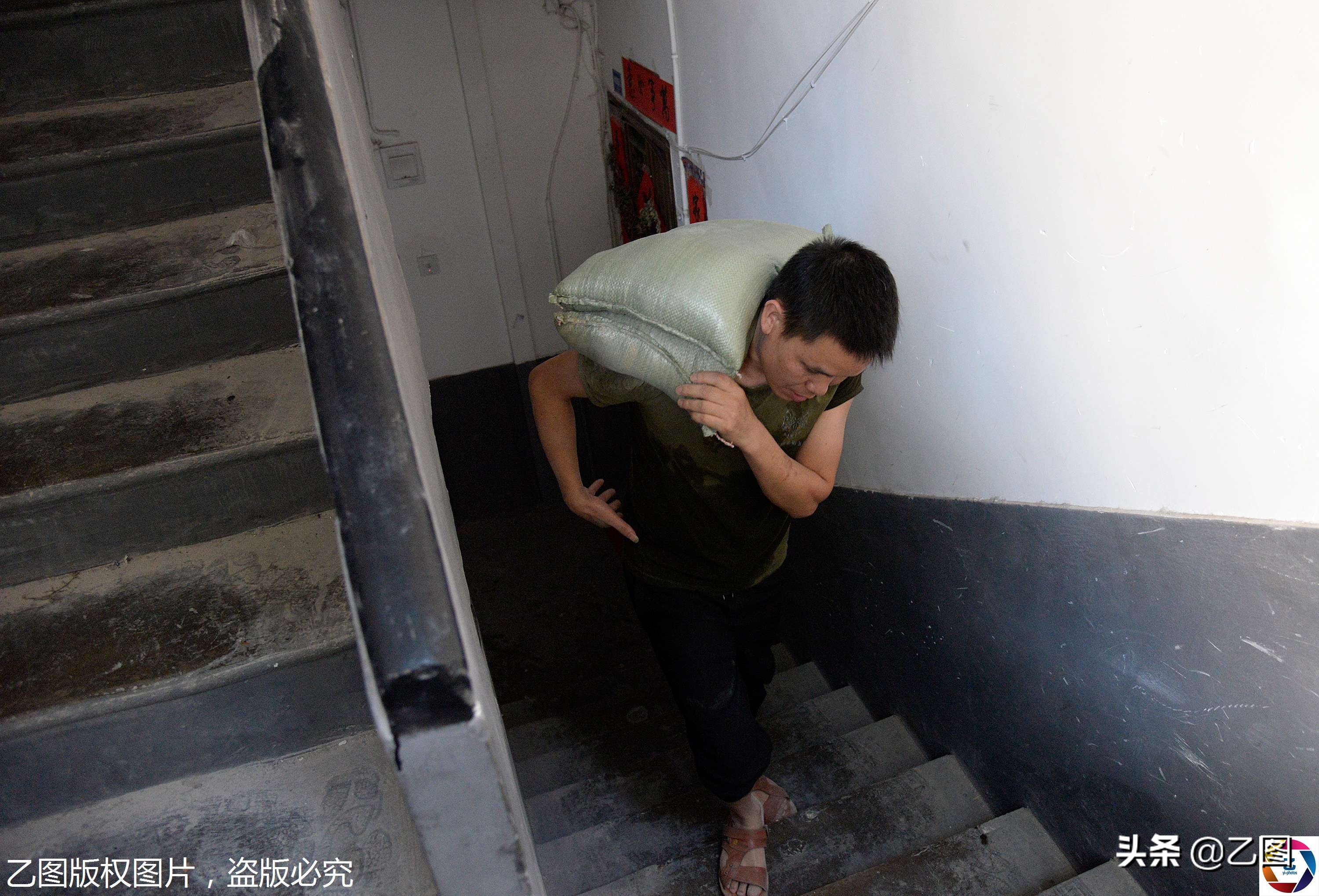 故事：长沙一男子高温下扛包爬楼，挥汗如雨，却扛不起儿子的生命