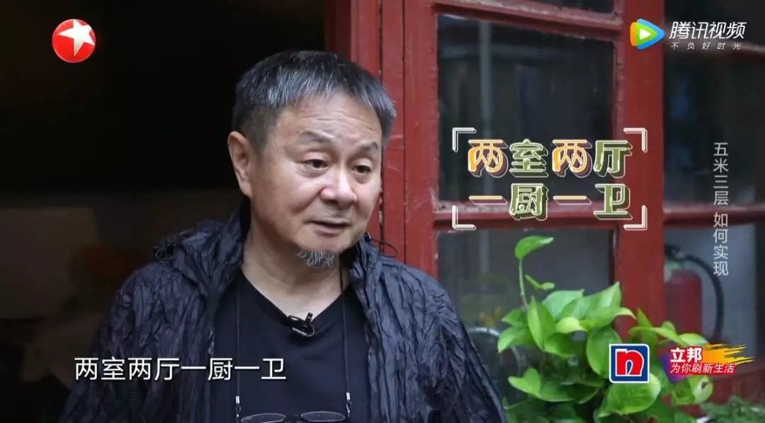 上海11㎡蜗牛窝住两代人，睡觉腿伸不直站着头碰天花板，还住30年