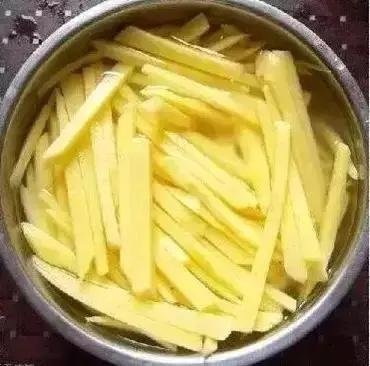 在家里做薯条吃又干净又卫生,孩子自己动手做薯条又简单又好吃